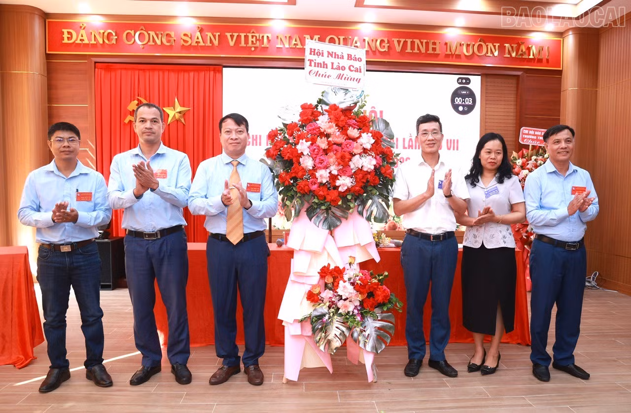 tặng hoa.jpg