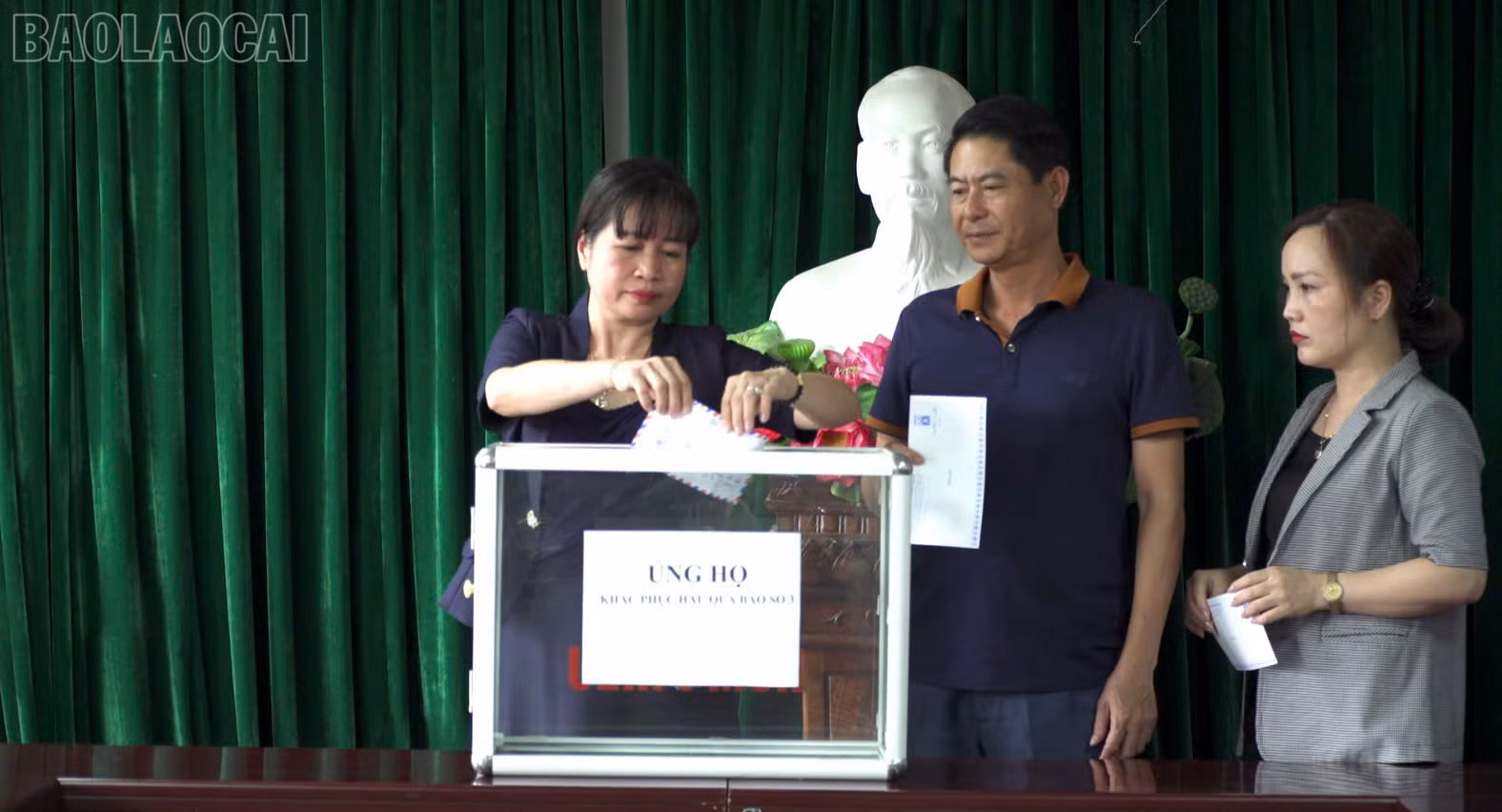 Lãnh đạo Sở Văn Hoá và Thể Thao tham gia quyên góp, ủng hộ.
