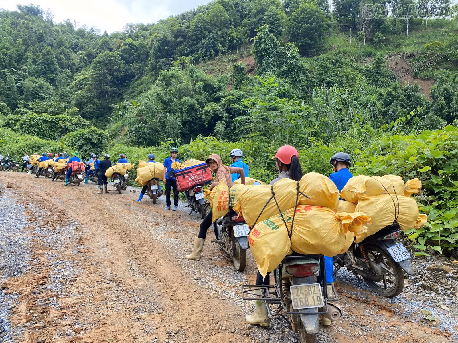 Các đoàn thiện nguyện vận chuyển nhu yếu phẩm hỗ trợ bà con vùng bị ảnh hưởng bởi thiên tai.