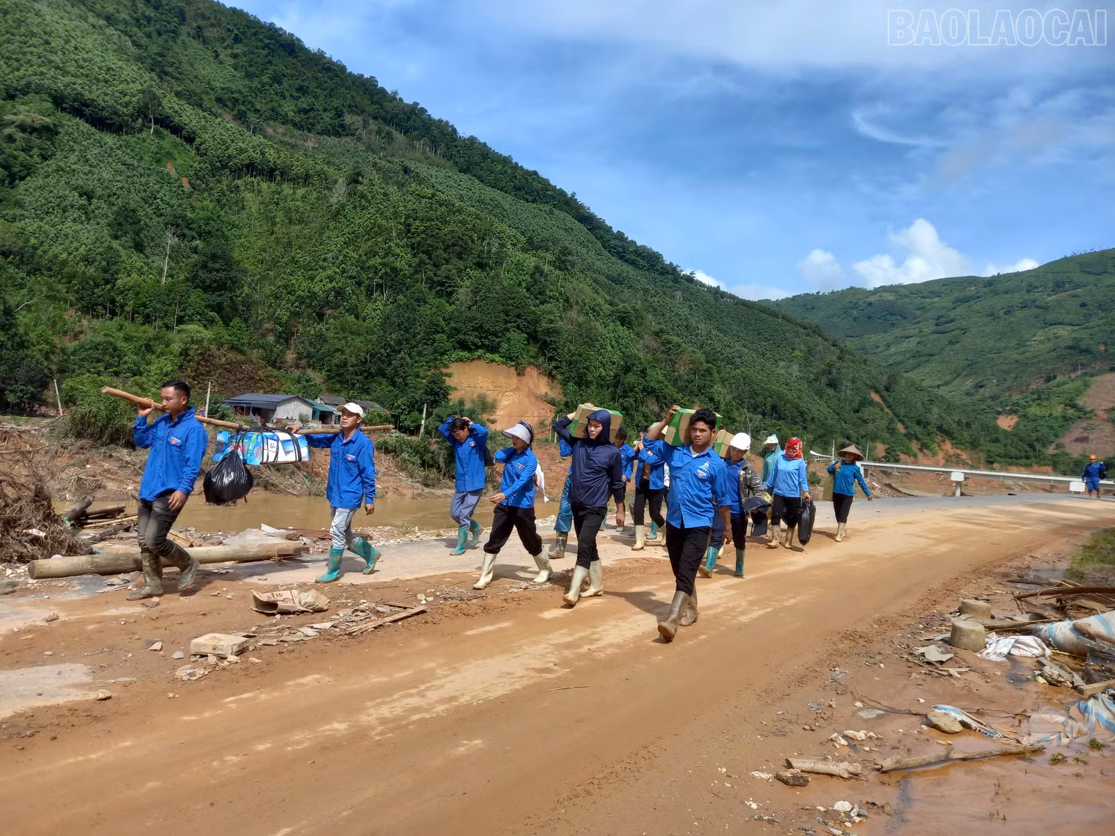 vận chuyển đồ dùng.jpg