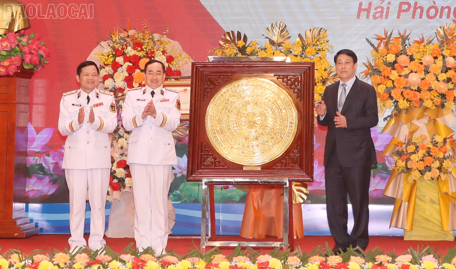 baolaocai-tl_chu-tich-nuoc-luong-cuong-tang-quan-chung-hai-quan-qua-luu-niem-nhan-ky-niem-70-nam-thanh-lap.jpg