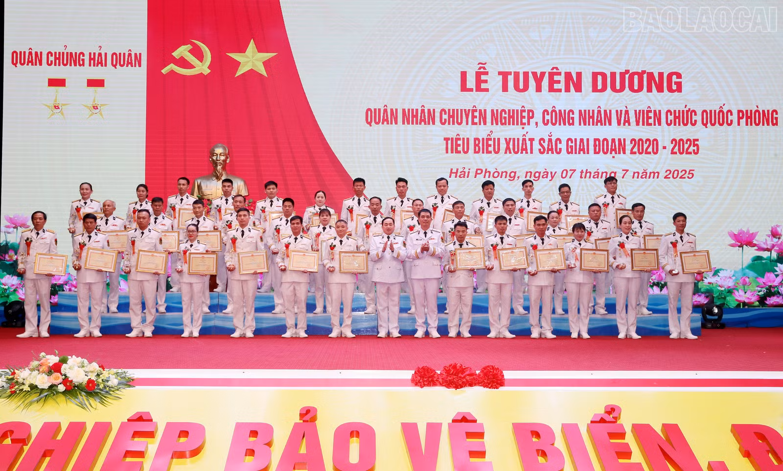 baolaocai-tr_dong-chi-tu-lenh-va-chinh-uy-hai-quan-trao-thuong-cho-cac-qncn-tieu-bieu-xuat-sac.jpg