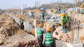 Mùa xuân ở lại công trường trường học vùng biên Pha Long