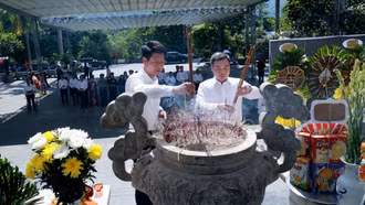Đoàn đại biểu tỉnh Lào Cai dâng hương tri ân các anh hùng liệt sĩ tại Nghĩa trang liệt sĩ Quốc gia Vị Xuyên