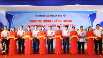 Chủ tịch UBND tỉnh Nguyễn Tuấn Anh dự, cắt băng khánh thành Trung tâm Y tế khu vực Bảo Yên