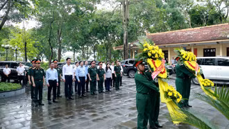 Bí thư Tỉnh ủy Lào Cai và Chính ủy Quân khu 2 dâng hương tưởng niệm Chủ tịch Hồ Chí Minh và các Anh hùng liệt sĩ tại phường Nghĩa Lộ 