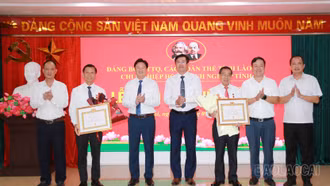 Trao tặng Huy hiệu Đảng cho 2 đảng viên Chi bộ Hiệp hội Doanh nghiệp tỉnh Lào Cai