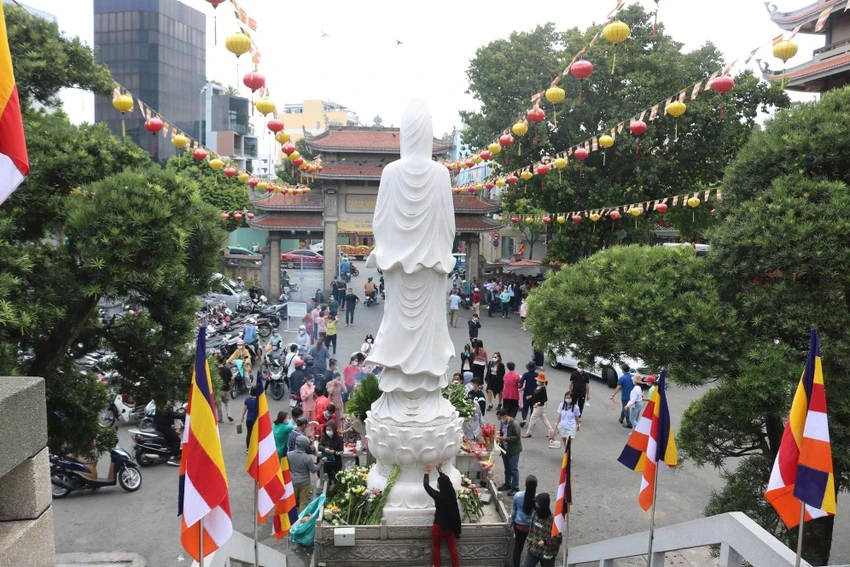 Hàng ngàn tăng ni, Phật tử dự Đại lễ Phật đản ảnh 5 Hàng ngàn tăng ni, Phật tử dự Đại lễ Phật đản ảnh 5