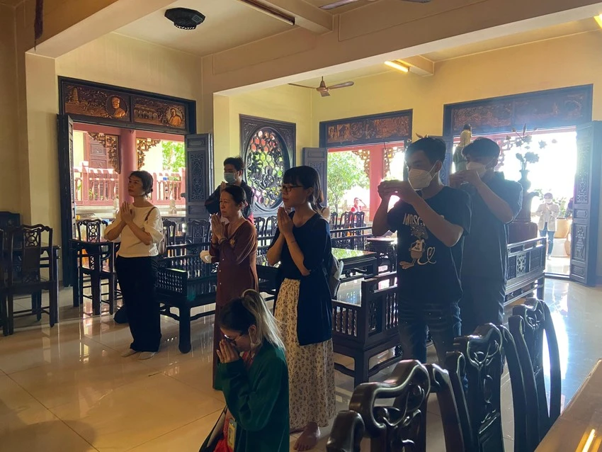 Hàng ngàn tăng ni, Phật tử dự Đại lễ Phật đản ảnh 9 Hàng ngàn tăng ni, Phật tử dự Đại lễ Phật đản ảnh 9