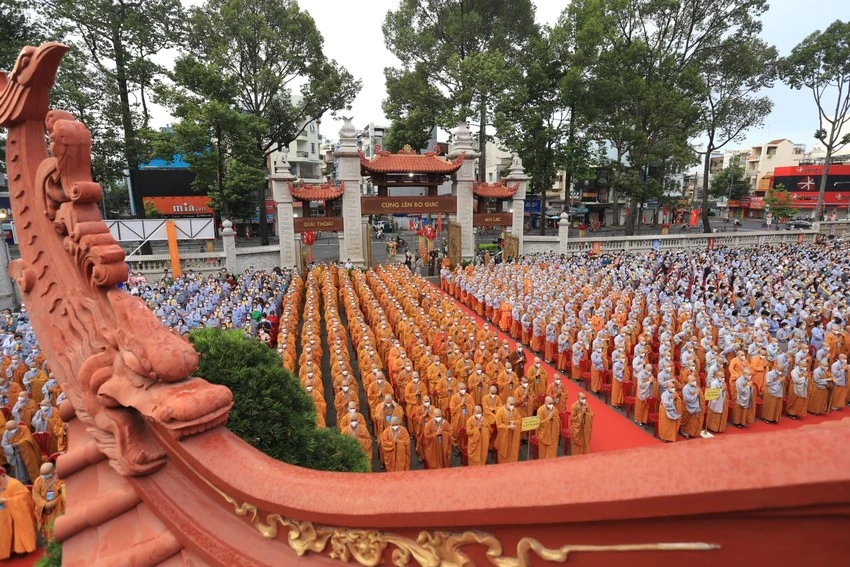 Hàng ngàn tăng ni, Phật tử dự Đại lễ Phật đản ảnh 3 Hàng ngàn tăng ni, Phật tử dự Đại lễ Phật đản ảnh 3