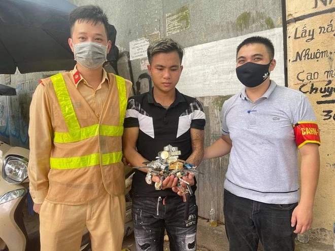 Trộm 27 chiếc đồng hồ hàng hiệu tại Lào Cai, trốn xuống Hà Nội gặp ngay... Cảnh sát 141 ảnh 1 Trộm 27 chiếc đồng hồ hàng hiệu tại Lào Cai, trốn xuống Hà Nội gặp ngay... Cảnh sát 141 ảnh 1