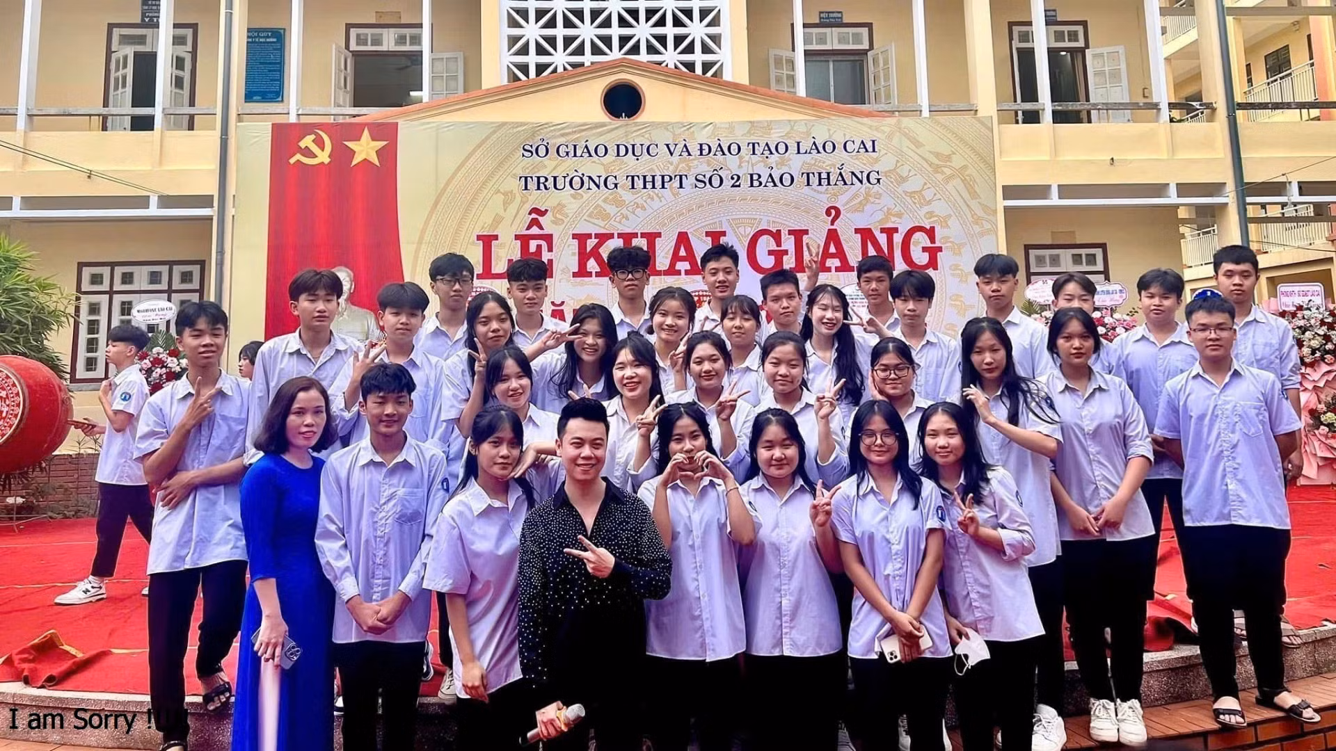 Đình Dũng về biểu diễn trong Lễ khai giảng tại Trường THPT số 2 Bảo Thắng - nơi anh theo học.