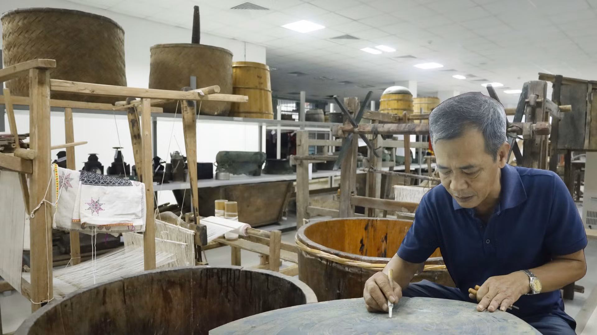 Anh Phan Chí Cường, chuyên viên Phòng Nghiên cứu, sưu tầm và trưng bày, Bảo tàng tỉnh tâm huyết với nghề.