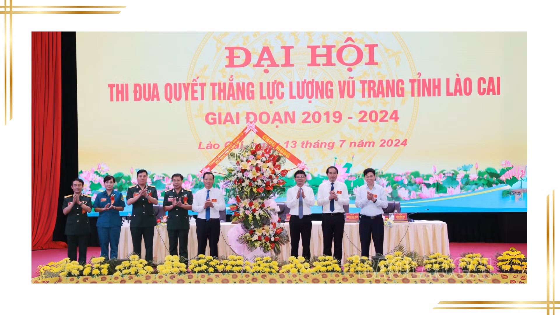 Thường trực Tỉnh ủy tặng hoa chúc mừng Đại hội Thi đua Quyết thắng lực lượng vũ trang năm 2024.