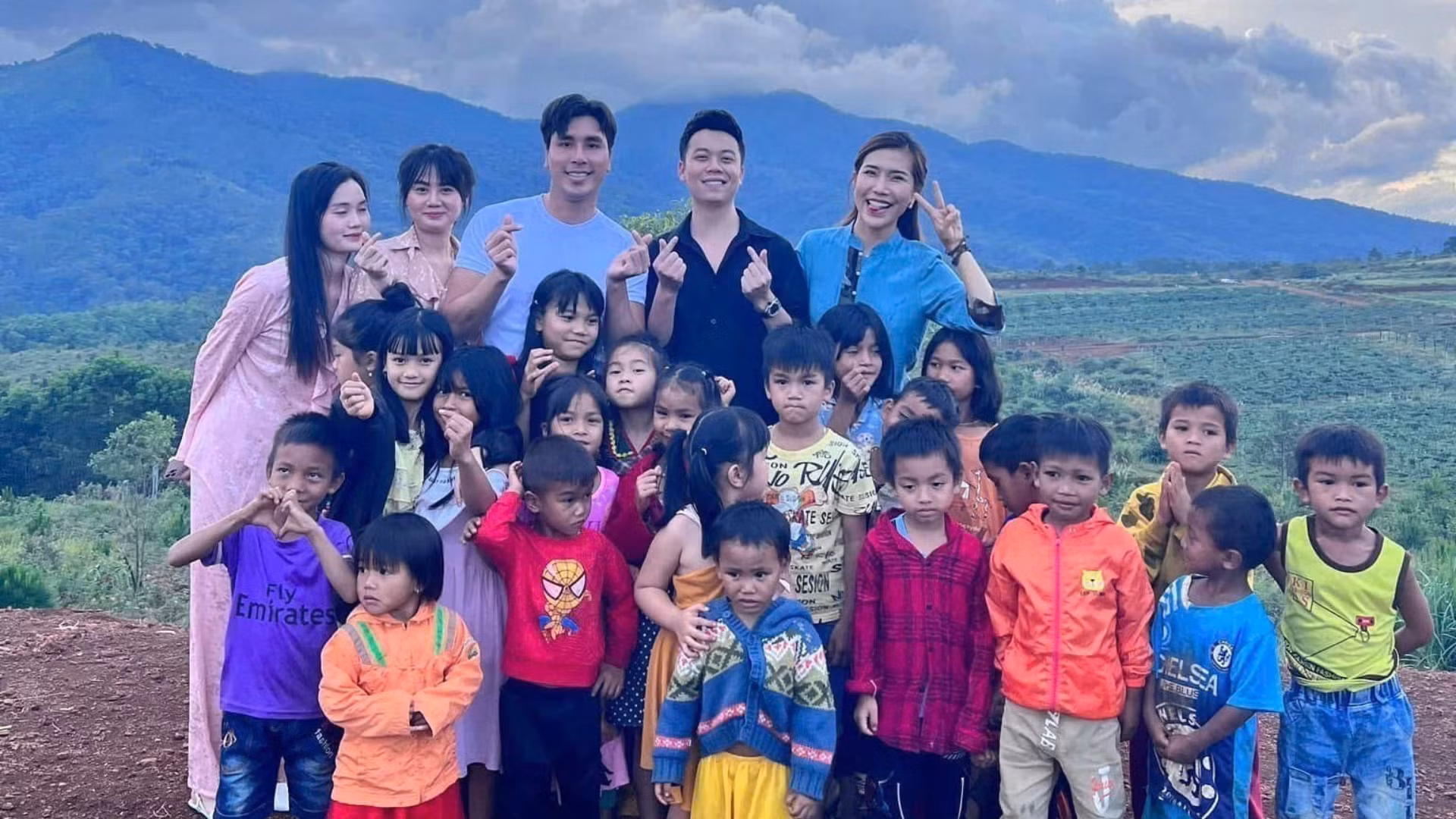 Đình Dũng tham gia hỗ trợ trong chương trình “Tiếp sức tới trường” cho học sinh vùng cao.