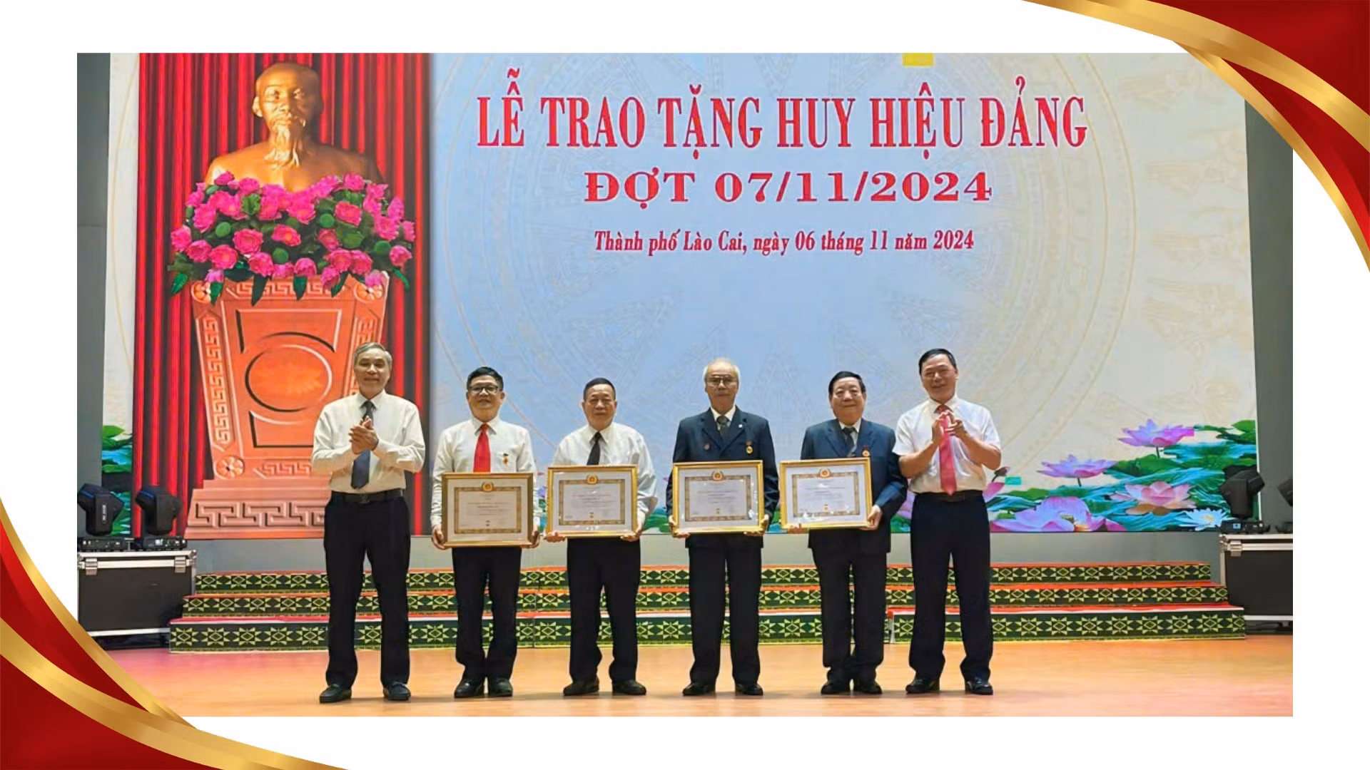 Lãnh đạo thành phố trao huy hiệu Đảng cho các đảng viên.