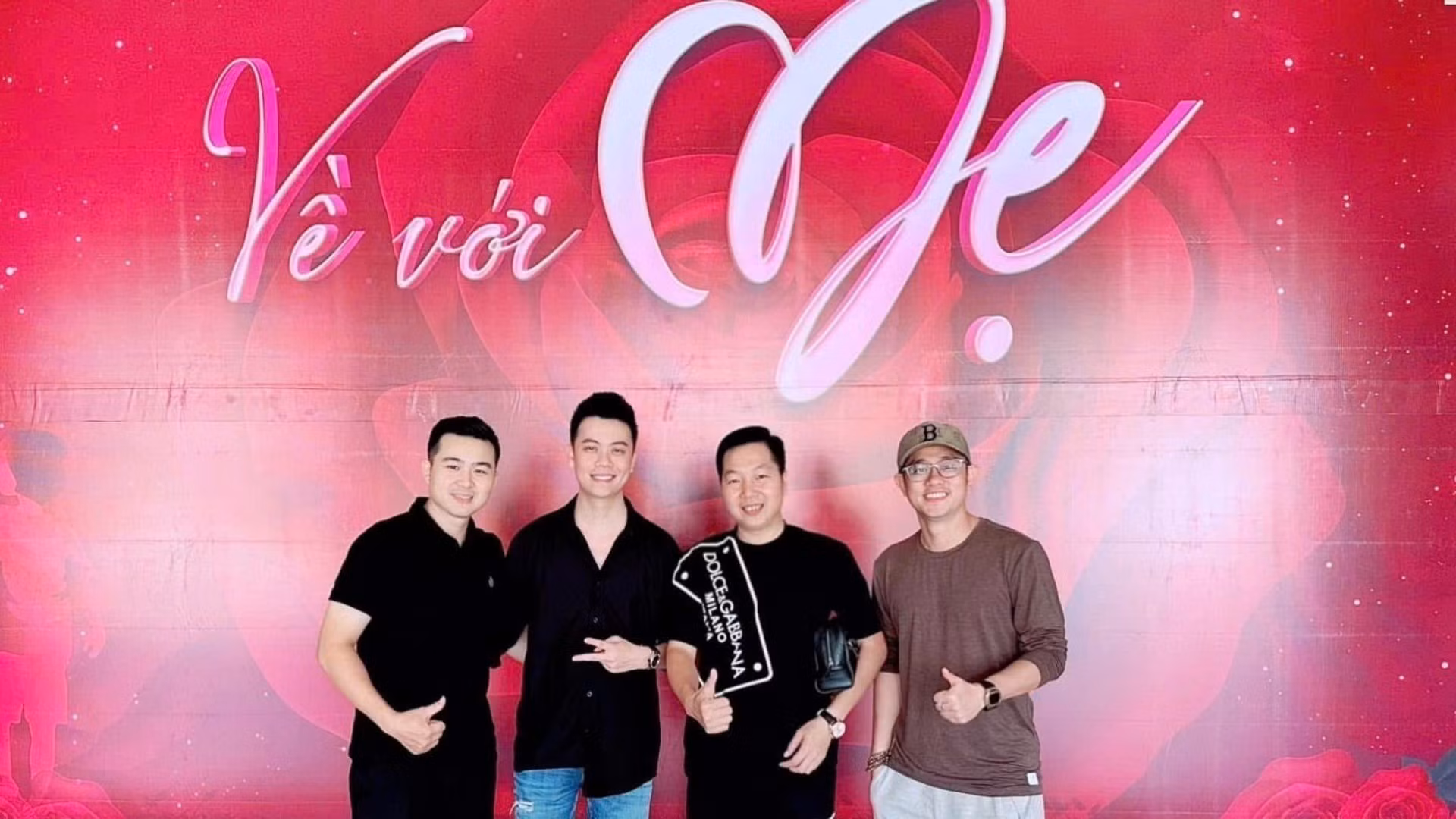 Đình Dũng tham gia biểu diễn trong đêm nhạc thiện nguyện “Về với mẹ” của nhạc sĩ Minh Khang tổ chức tại Thành phố Hồ Chí Minh.