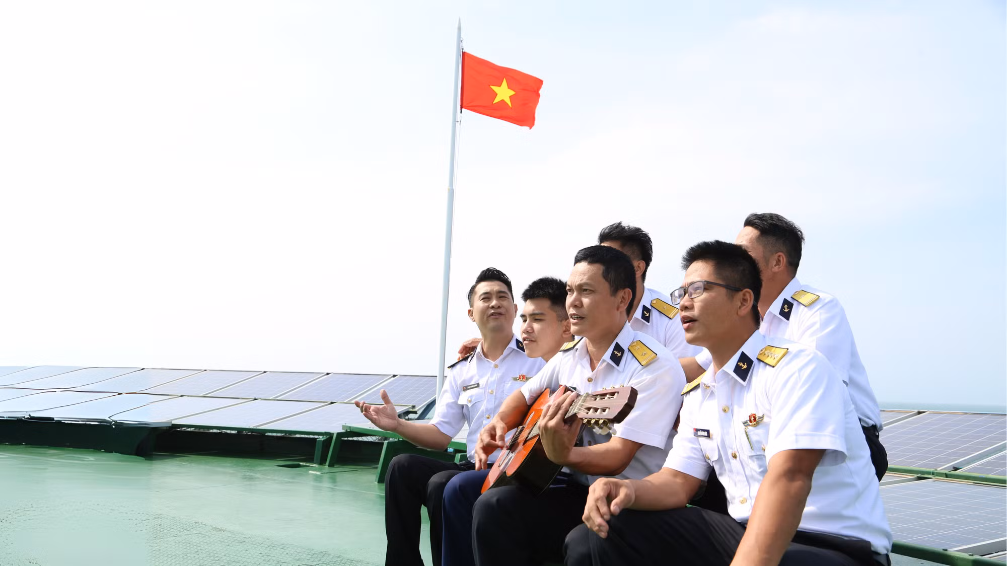 Phút giải lao của cán bộ, chiến sĩ trên nhà giàn.