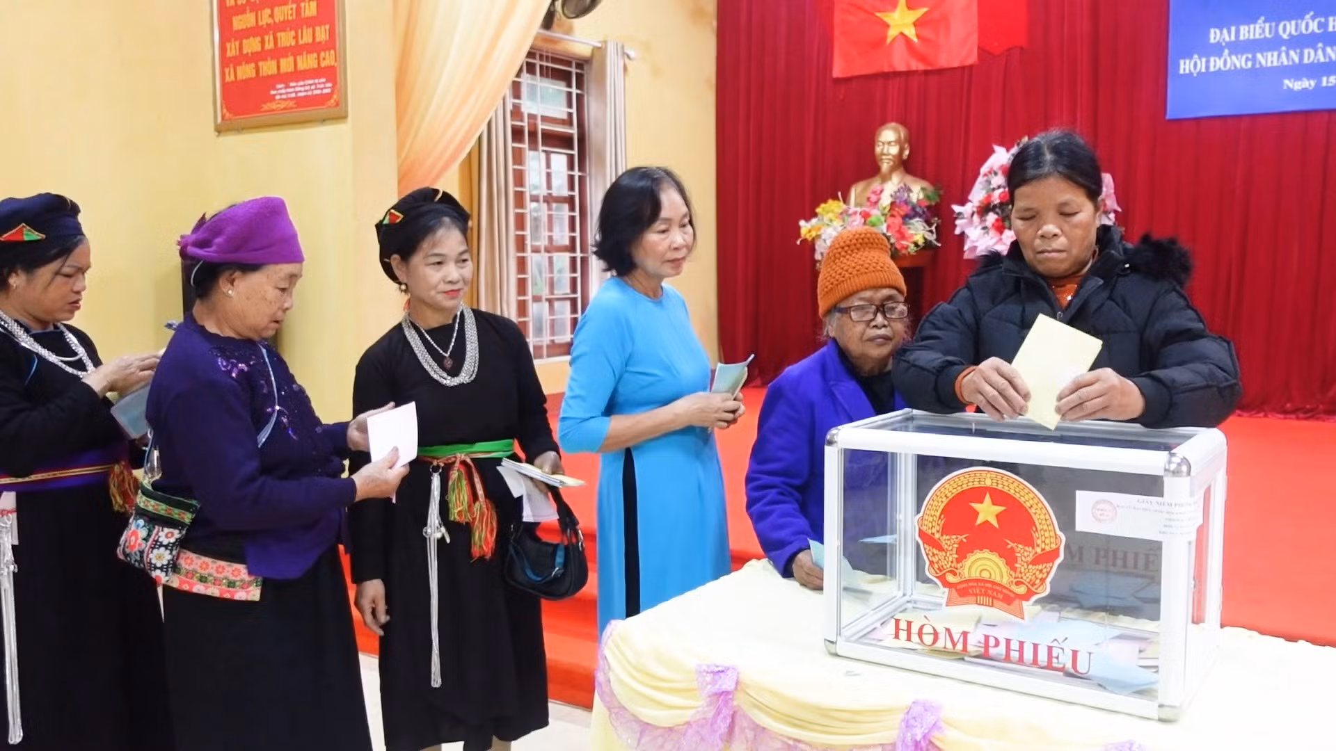 cu-tri-cac-thon-no-nuc-di-tham-gia-bo-phieu-de-lua-chon-nhung-nguoi-co-duoc-co-tai-dai-dien-cho-y-chi-nguyen-vong-cua-nguoi-dan.jpg