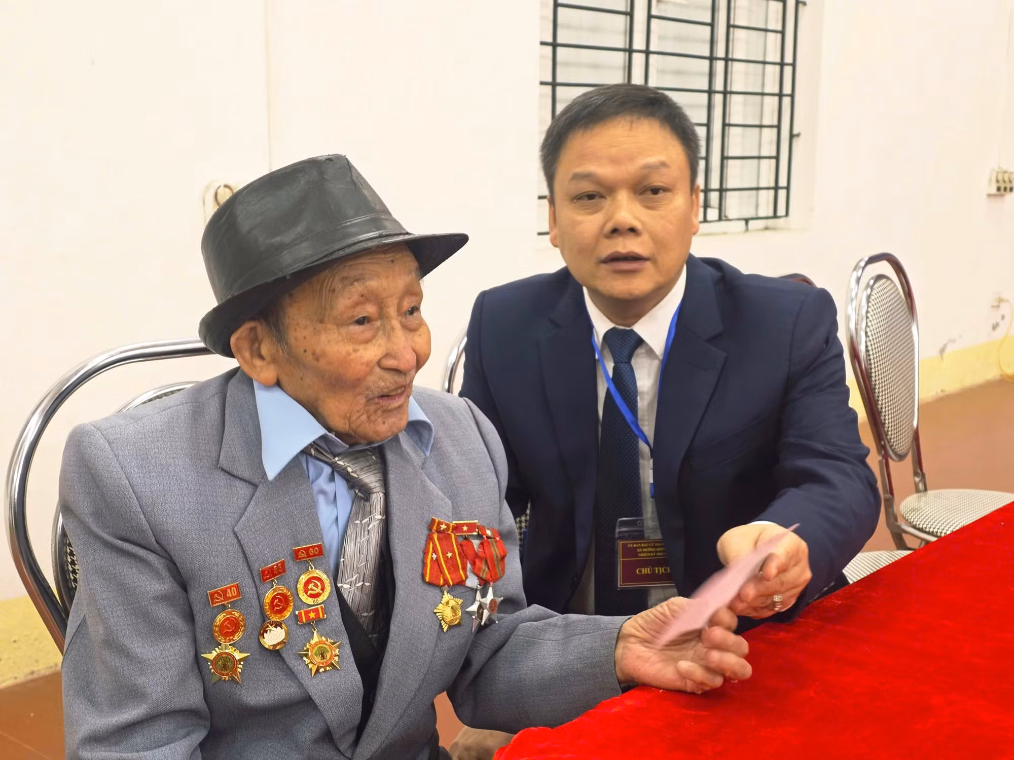 cu-tri-do-van-mau-thon-pho-cu-nam-nay-94-tuoi-va-65-nam-tuoi-dang-tich-cuc-tham-gia-bau-cu.jpg