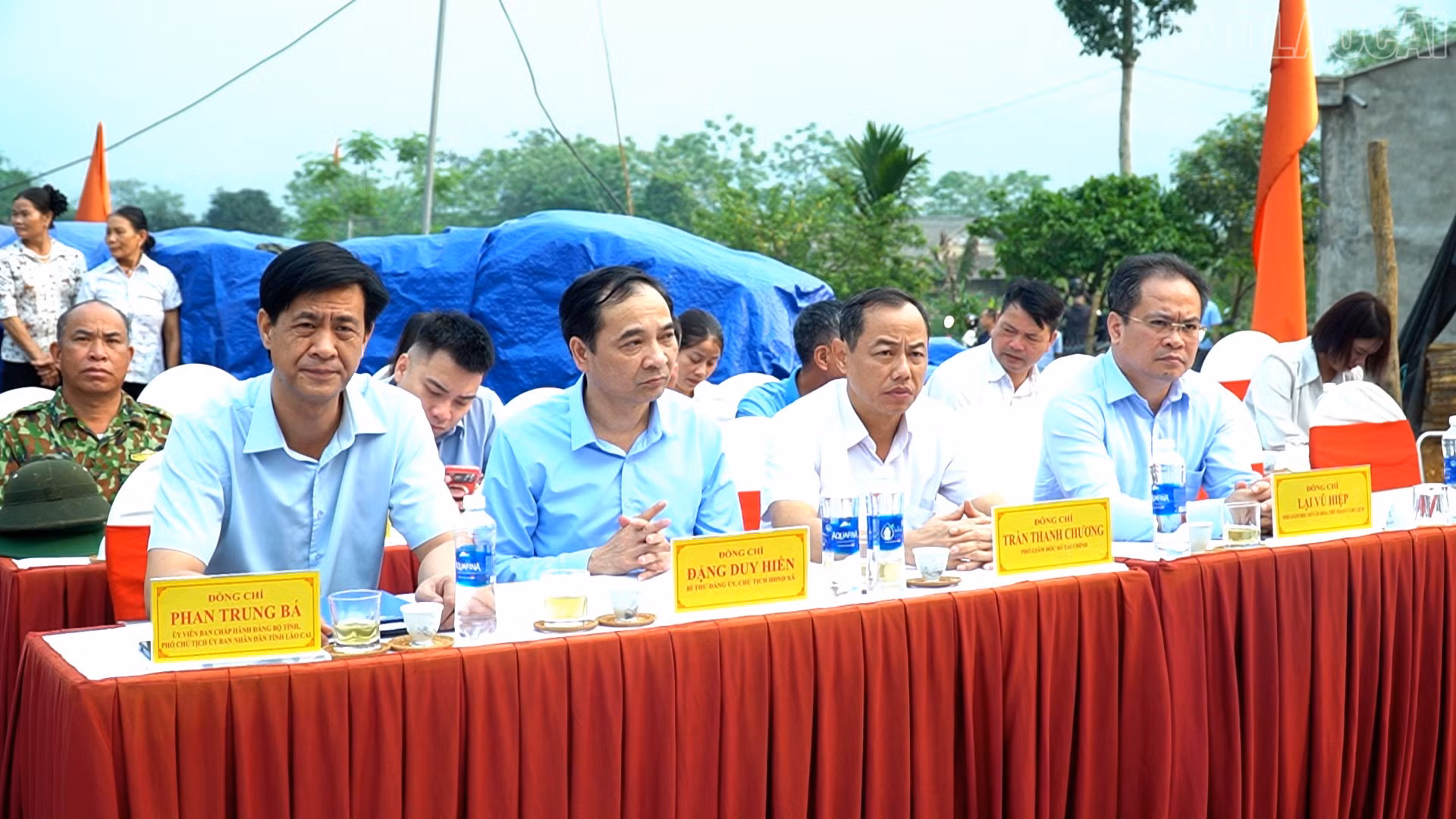 Đồng chí Phan Trung Bá - Phó Chủ tịch UBND tỉnh tại Lễ phát động phong trào xây dựng đường giao thông nông thôn tại xã Văn Chấn.