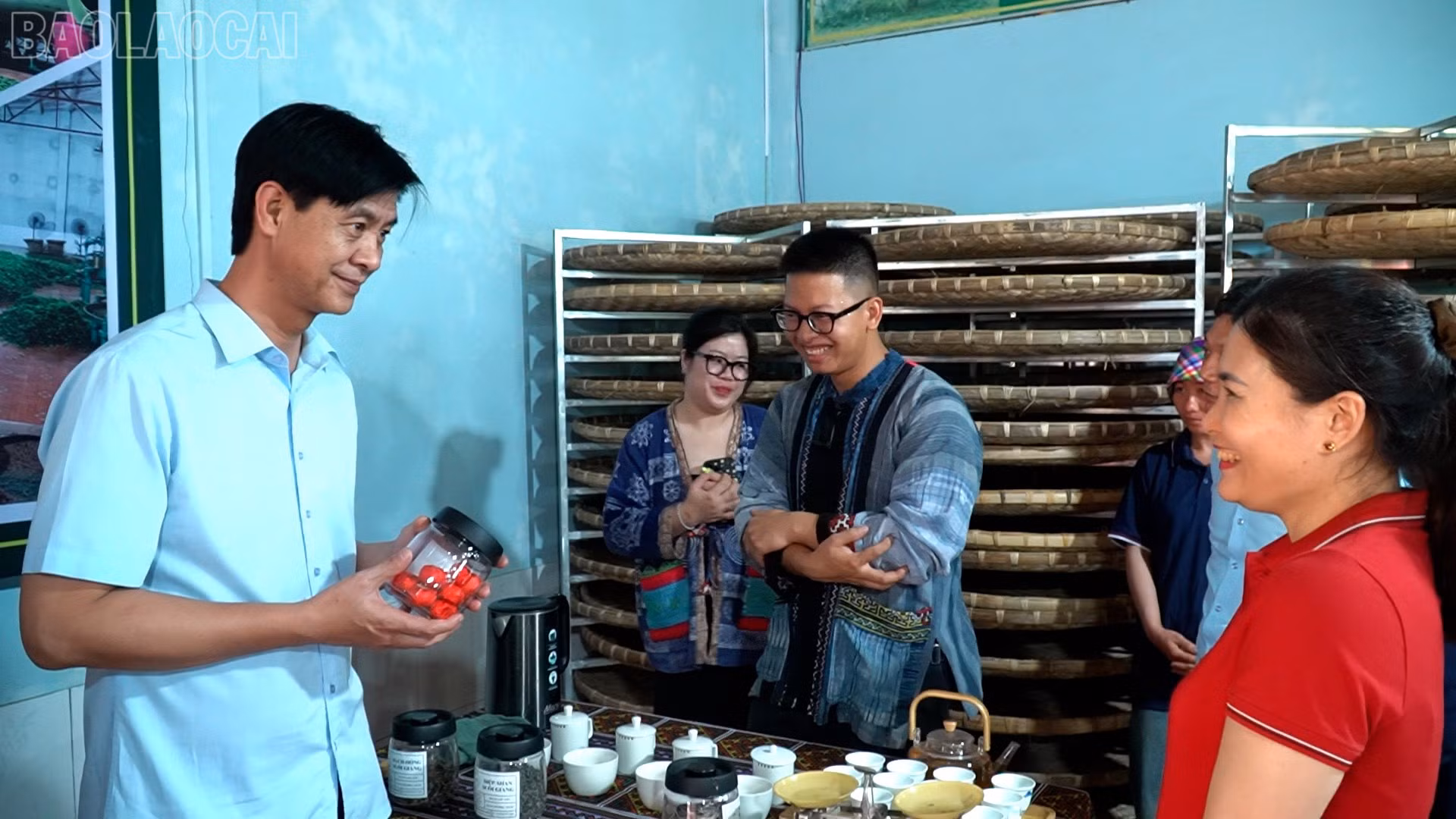 Đồng chí Phan Trung Bá - Phó Chủ tịch UBND tỉnh thăm mô hình sản xuất, kinh doanh chè tại xã Văn Chấn.