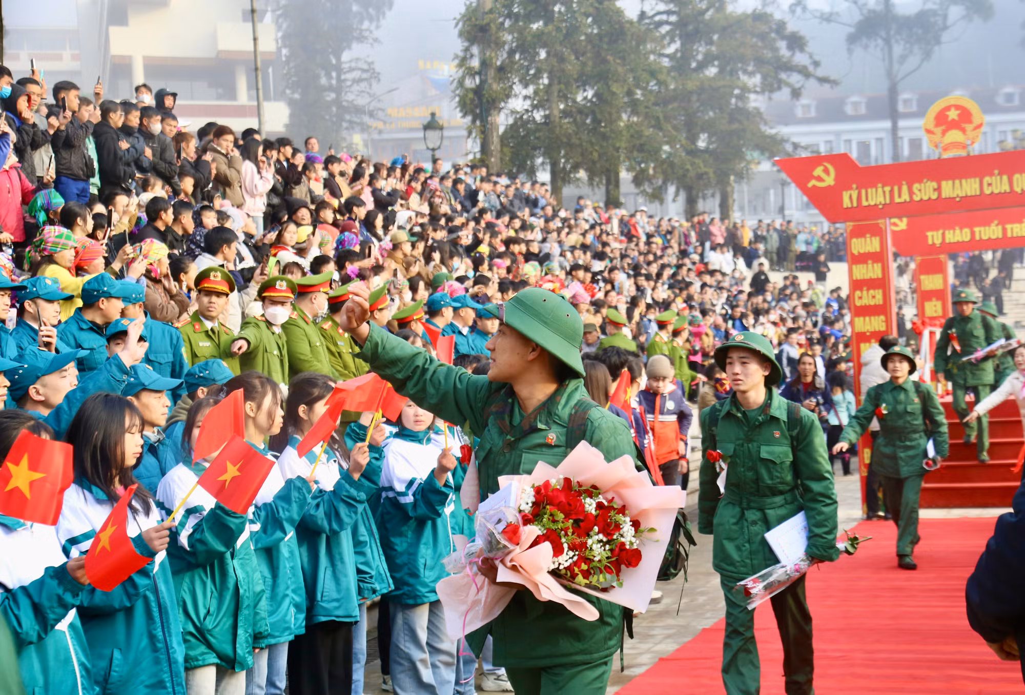 Tân binh tạm biệt người thân lên đường nhập ngũ.