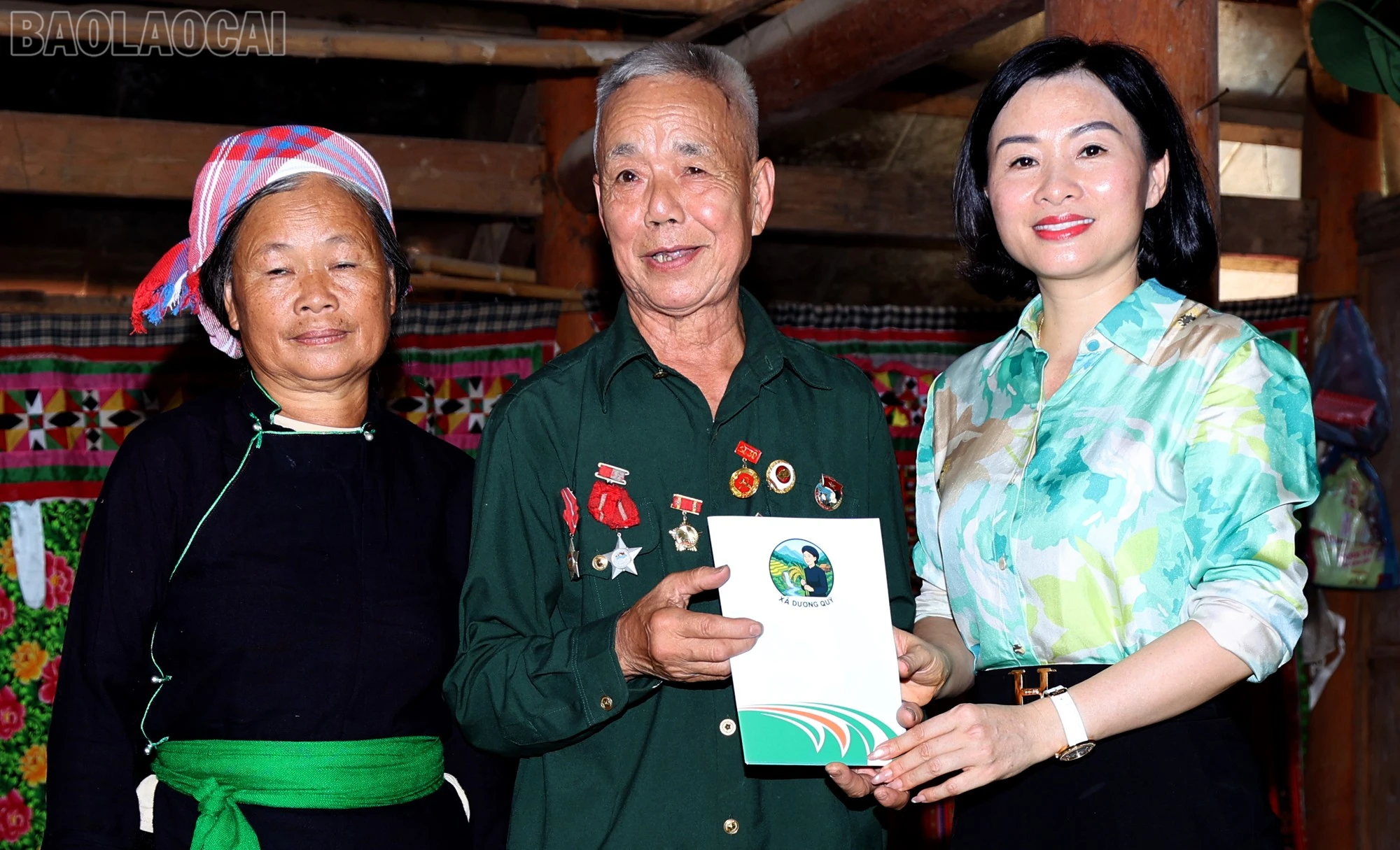 Lãnh đạo xã Dương Quỳ tặng quà ông Hoàng Văn Lốt.