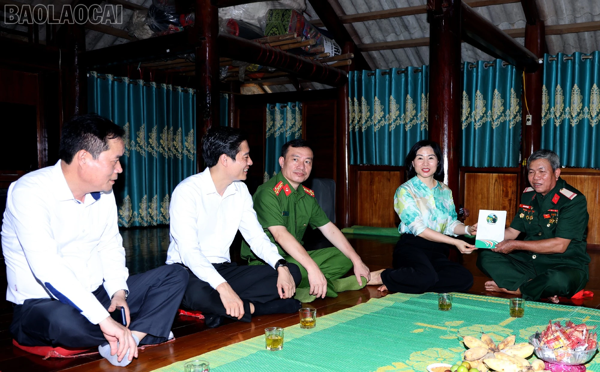 Lãnh đạo xã Dương Quỳ tặng quà ông Hoàng Văn Chiêu