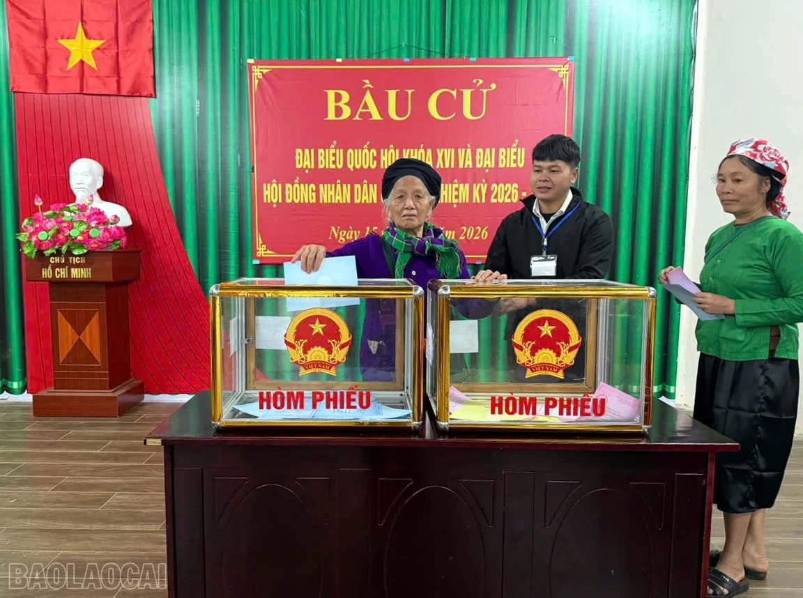 Cử tri khu tái thiết dân cư thôn Làng Nủ bỏ phiếu bầu đại biểu Quốc hội khóa XVI và đại biểu HĐND các cấp nhiệm kỳ 2026 - 2031.