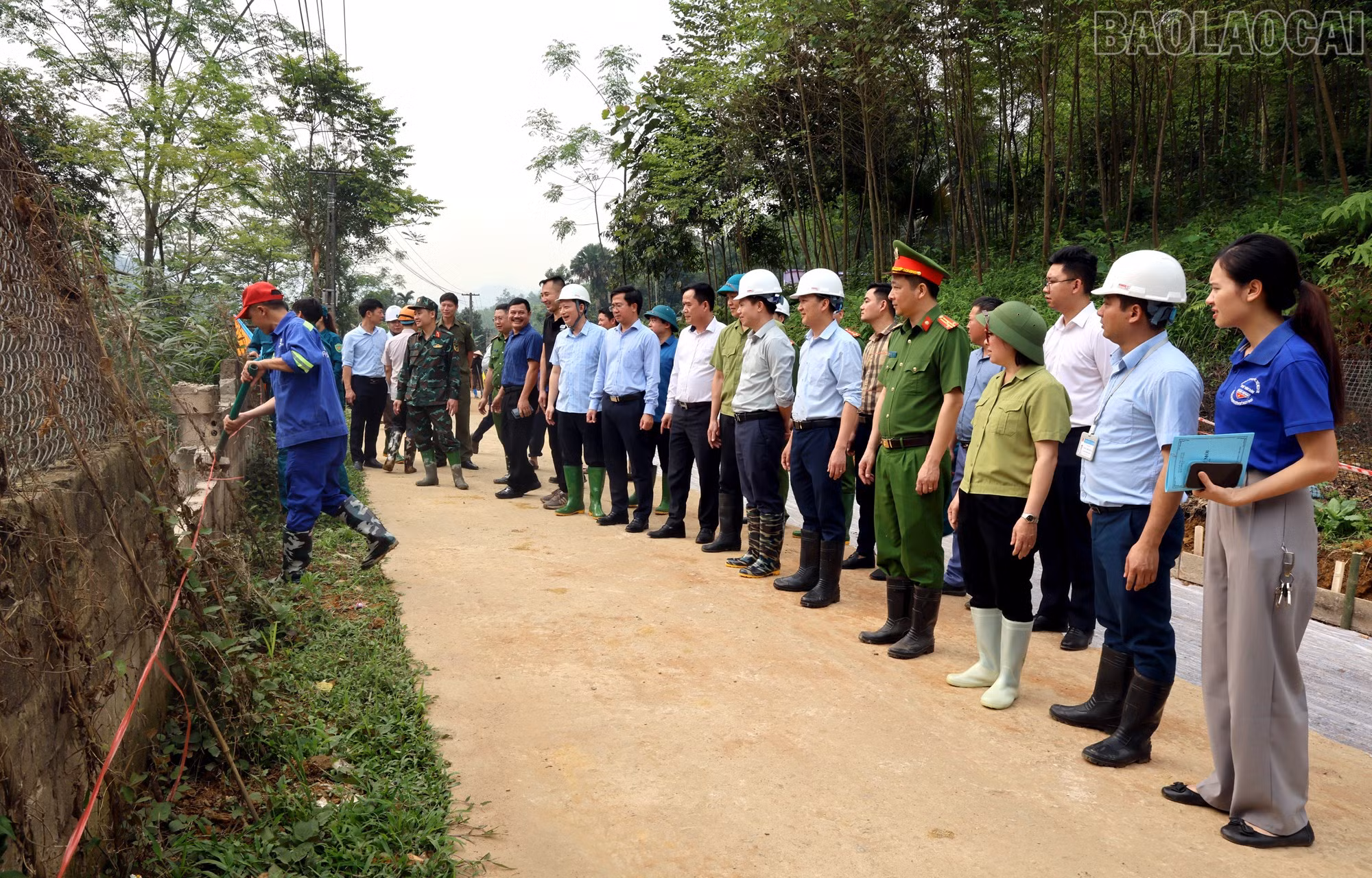 Các lực lượng hỗ trợ gia đình ông Hoàng Văn Thiết (thôn Lủ 4) tháo dỡ tường rào giải phóng mặt bằng.