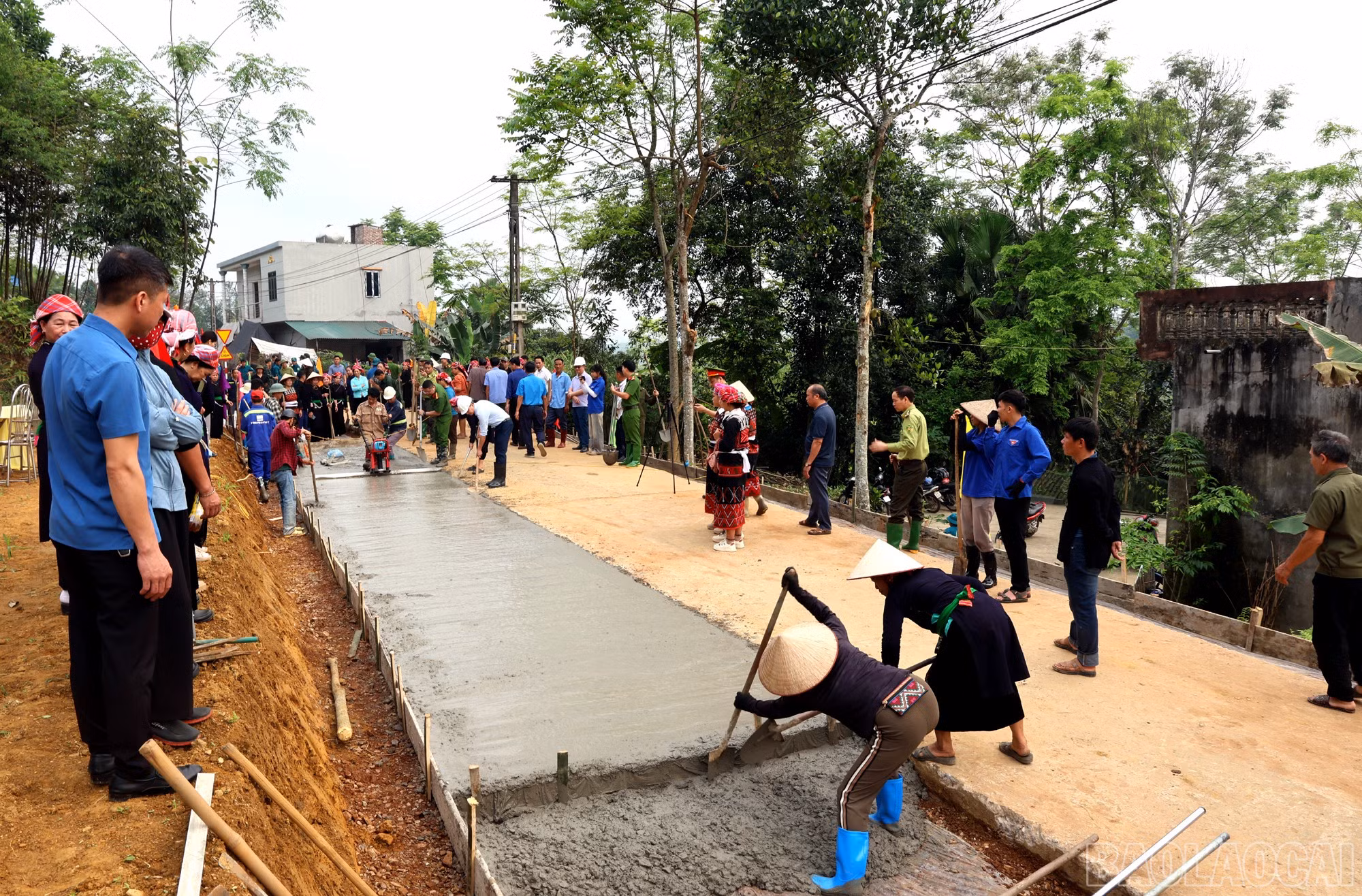 Các lực lượng tham gia đổ bê tông tuyến đường.