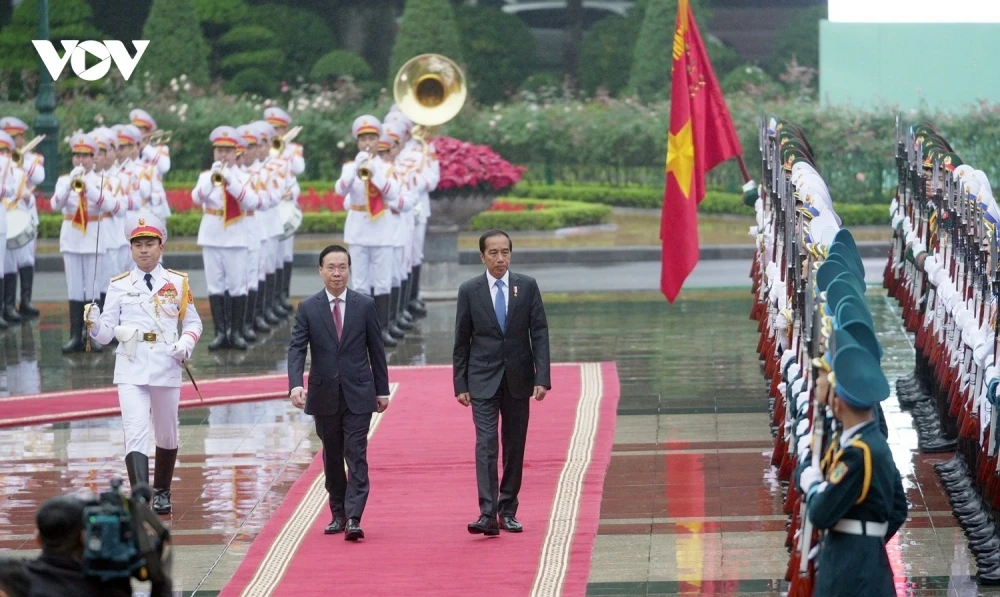 Chủ tịch nước Võ Văn Thưởng chủ trì lễ đón trọng thể Tổng thống Joko Widodo.