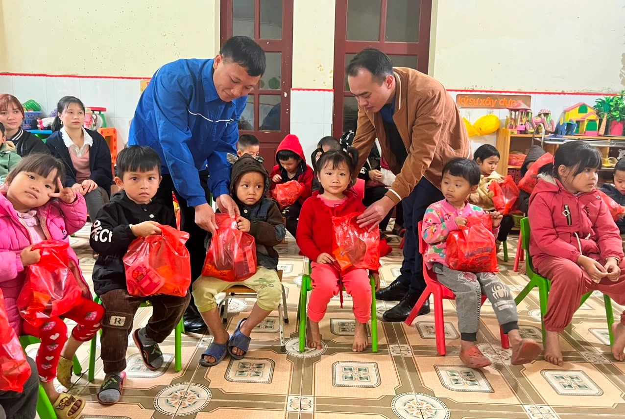 lanh-dao-huyen-doan-bao-thang-trao-qua-cho-cac-em-hoc-sinh-phan-hieu-phu-son-7753.jpg
