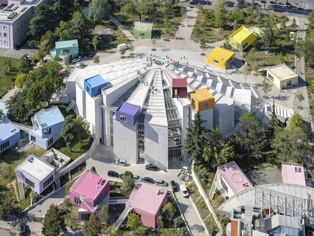 Các kiến trúc sư MVRDV đã biến một công trình có lịch sử phức tạp thành một biểu tượng mới của cộng đồng ở thủ đô Albania.