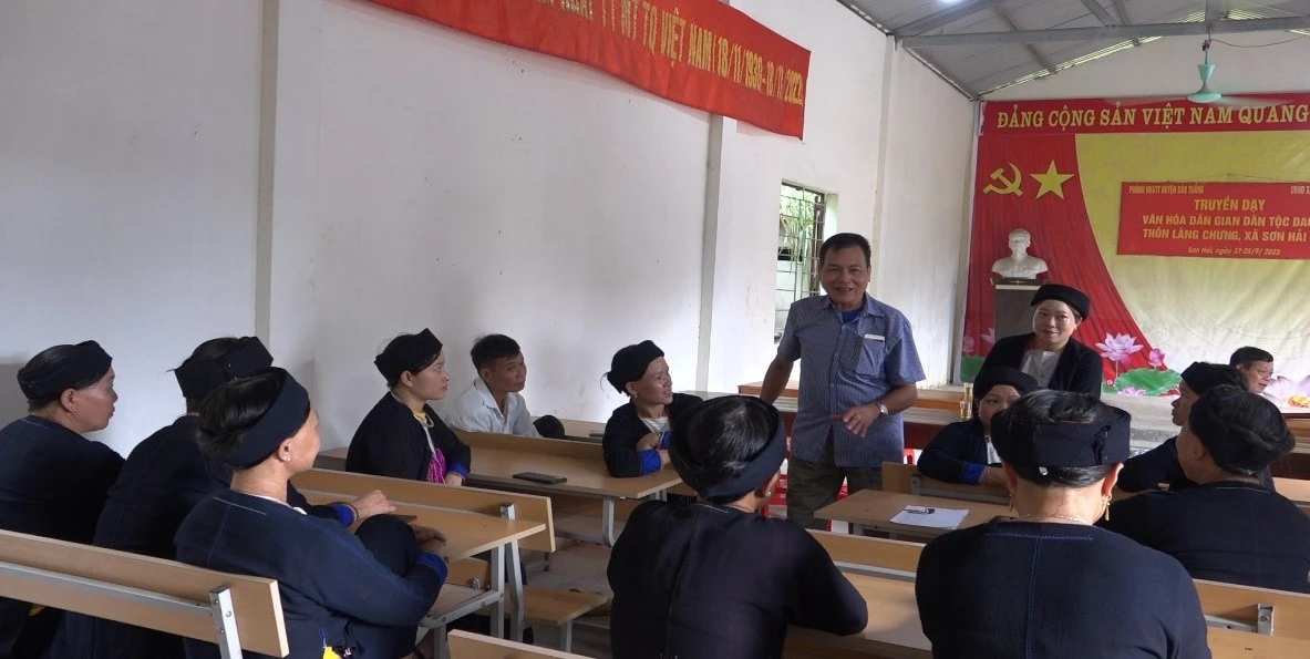 Nghệ nhân Bàn Văn Sang truyền đạt kiến thức về văn hóa truyền thống dân tộc Dao..jpg