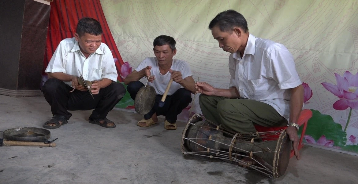 Các học viên tập trống đất.jpg