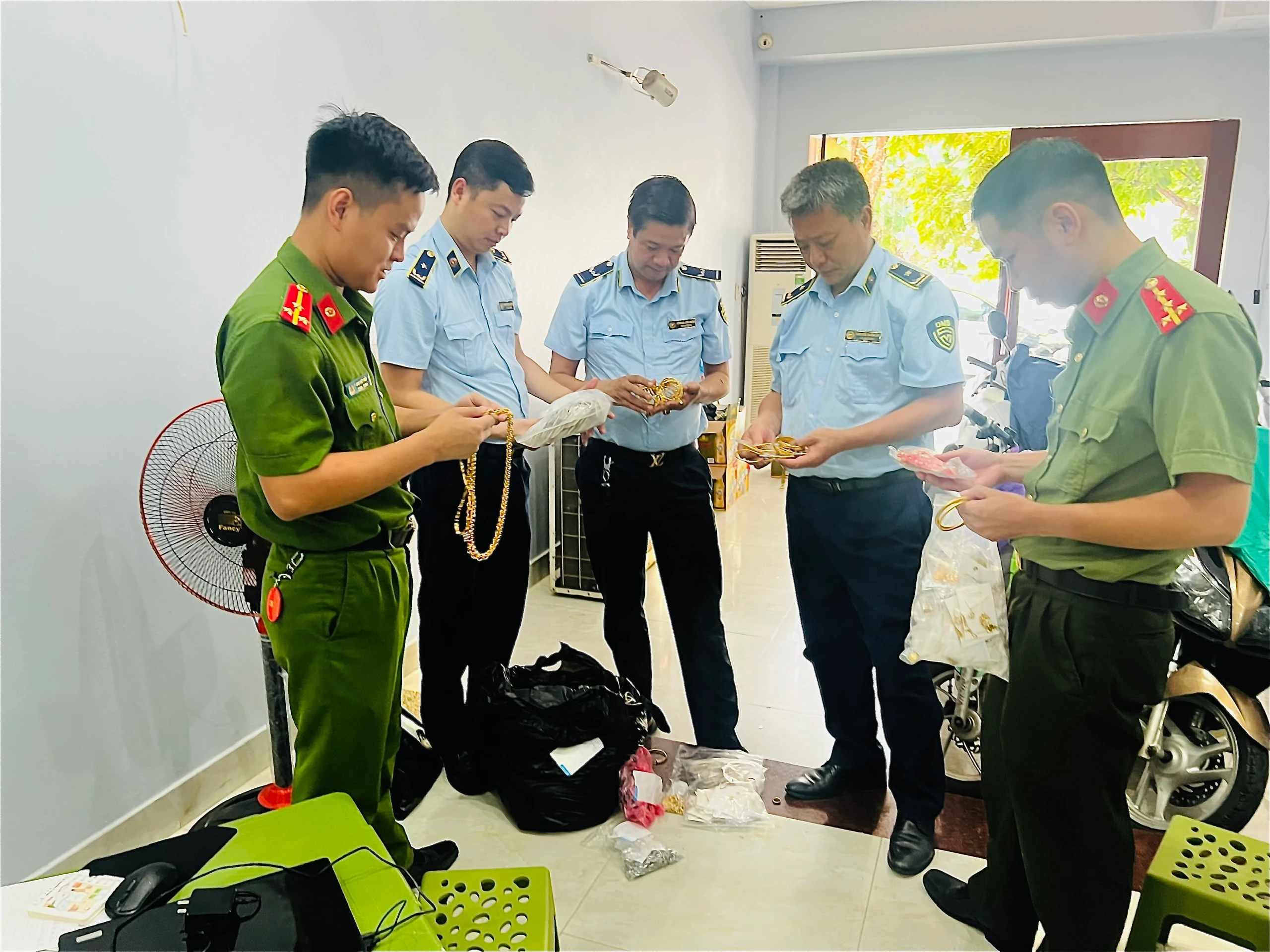 Ảnh 1. Lực lượng chức năng kiểm tra các mặt hàng trang sức mỹ ký.jpg