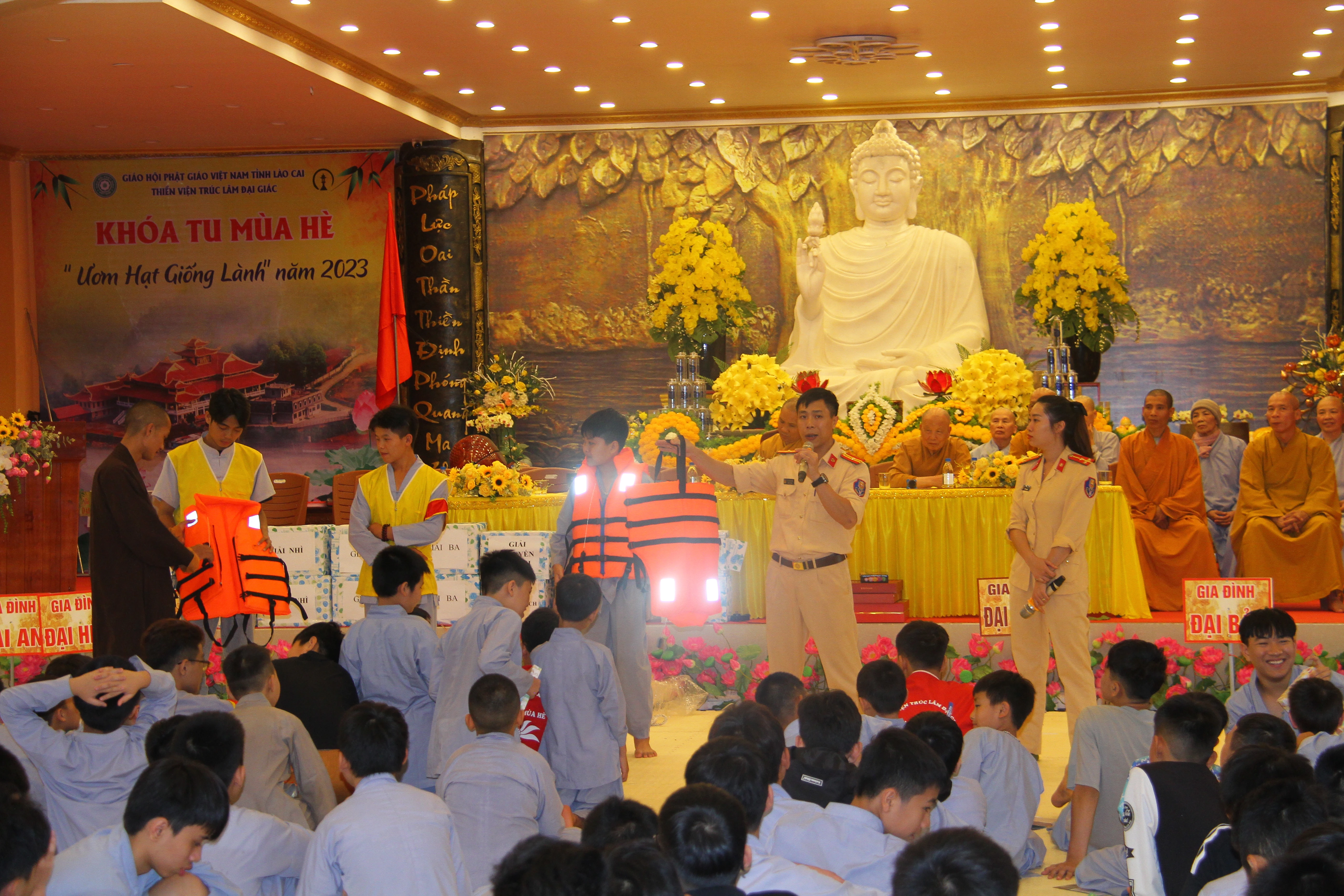 Hướng dẫn các em mặc áo phao đúng cách.JPG