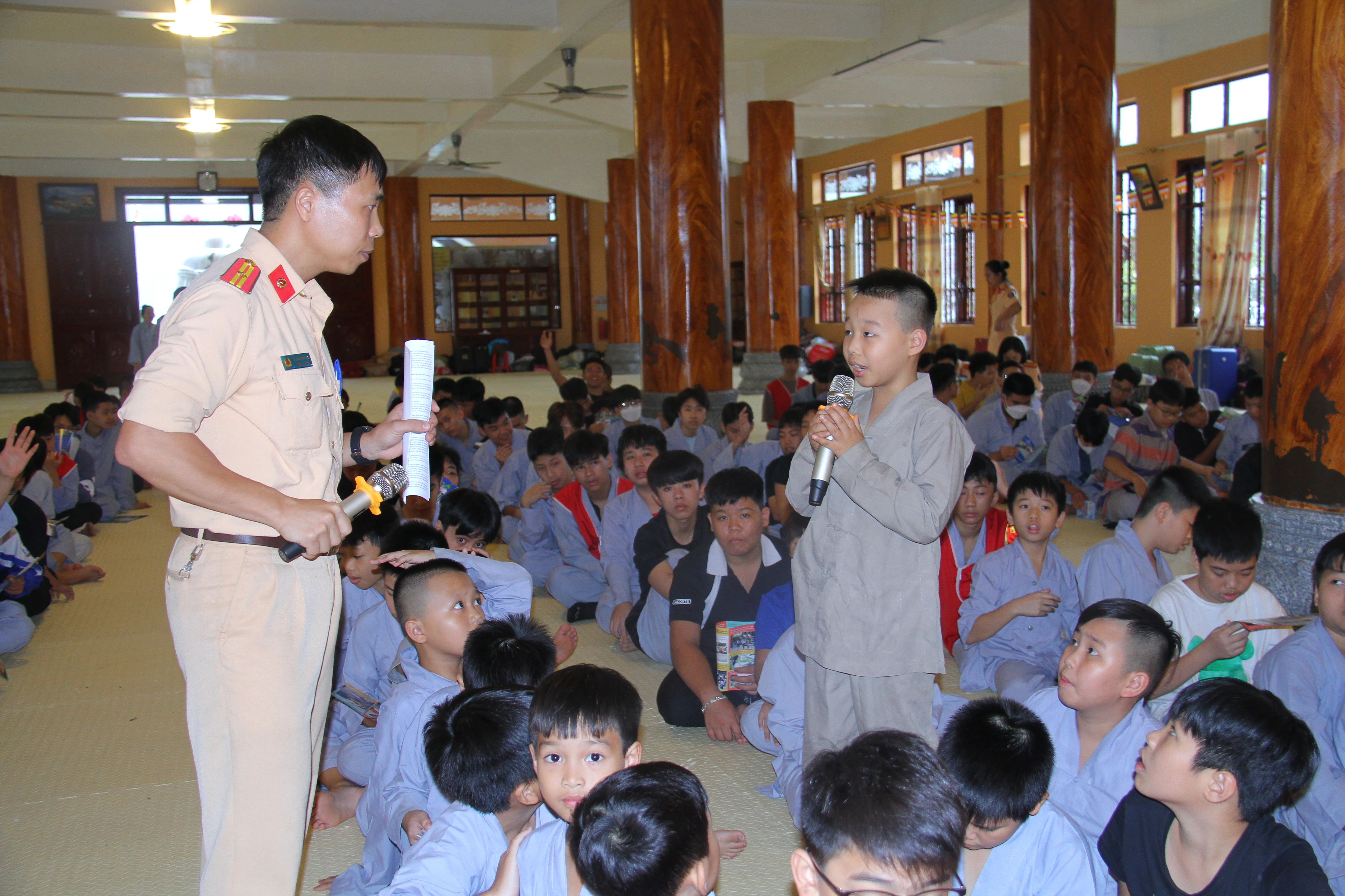Các bạn nhỏ sôi nổi tham gia trao đổi các câu hỏi.JPG