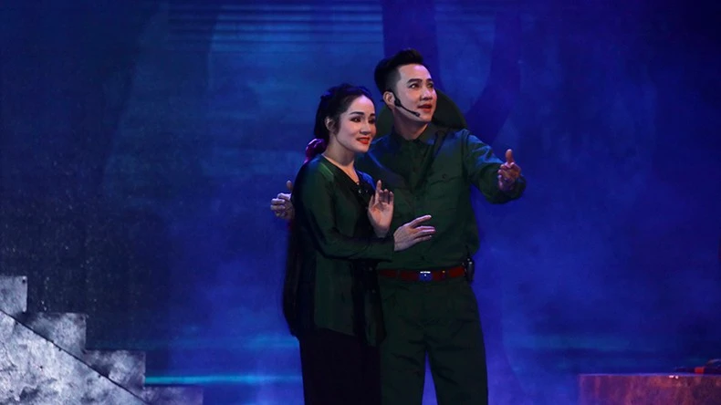 Hào hùng mà lãng mạn, bi tráng mà vẫn đầy chất thơ, ấy là dấu ấn đặc biệt mà vở chèo “Mưa đỏ” để lại trong lòng khán giả sau đêm công diễn tại Nhà hát thành phố Hải Phòng.