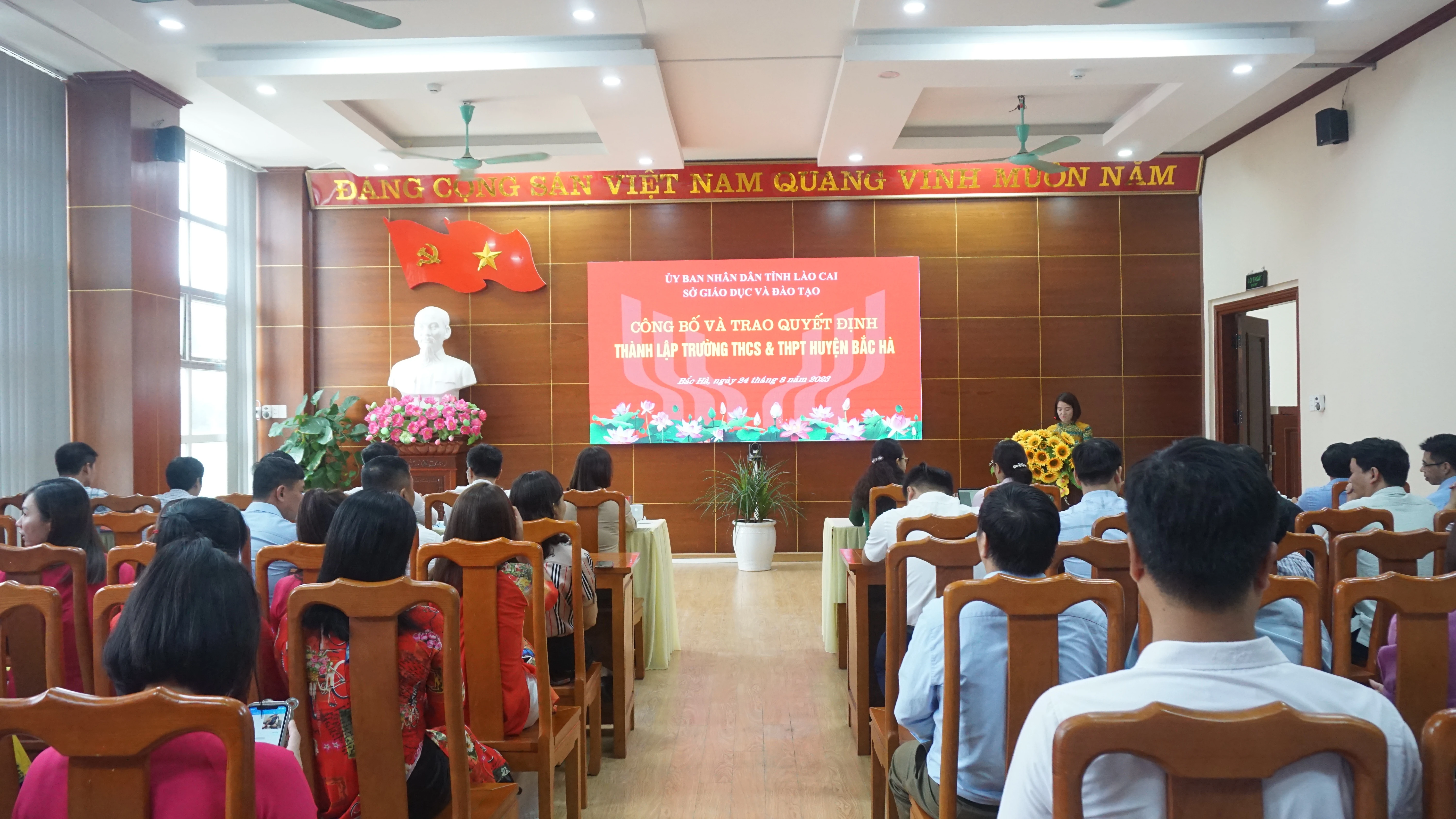 Quang cảnh lễ công bố, trao quyết định.JPG