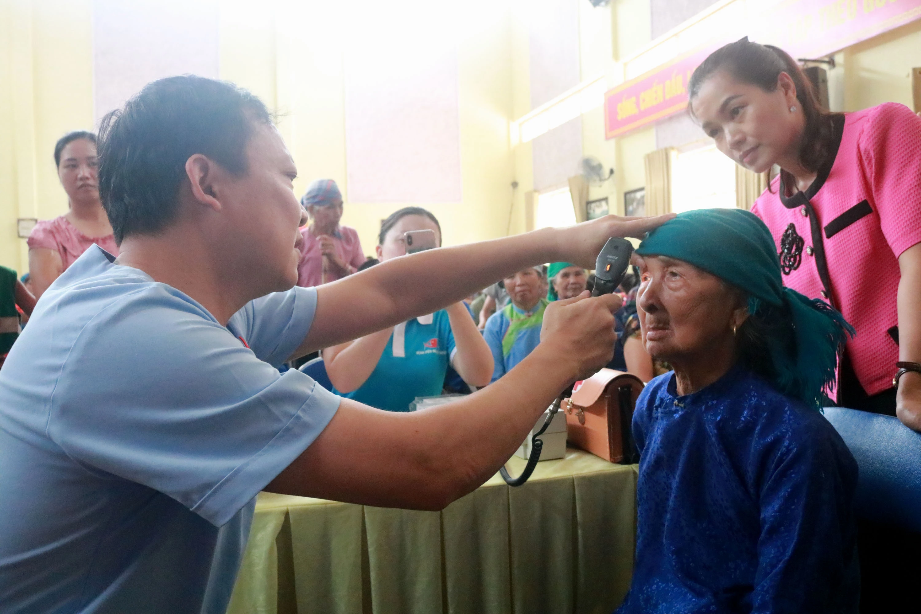 Bác sỹ khám mắt cho người dân.jpg