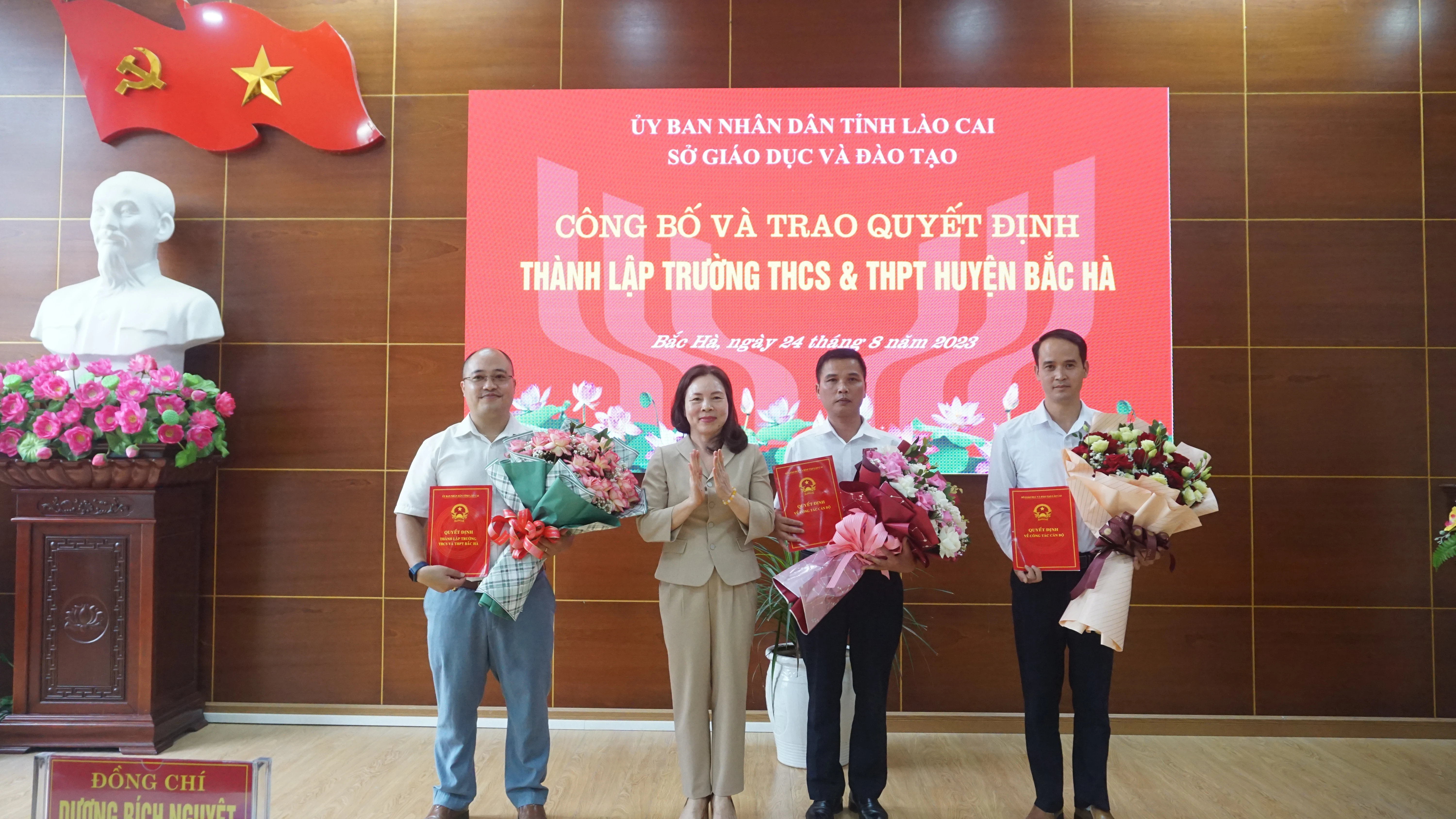 Đồng chí Dương Bích Nguyệt- Giám đốc sở GD&ĐT tỉnh trao quyết định.JPG