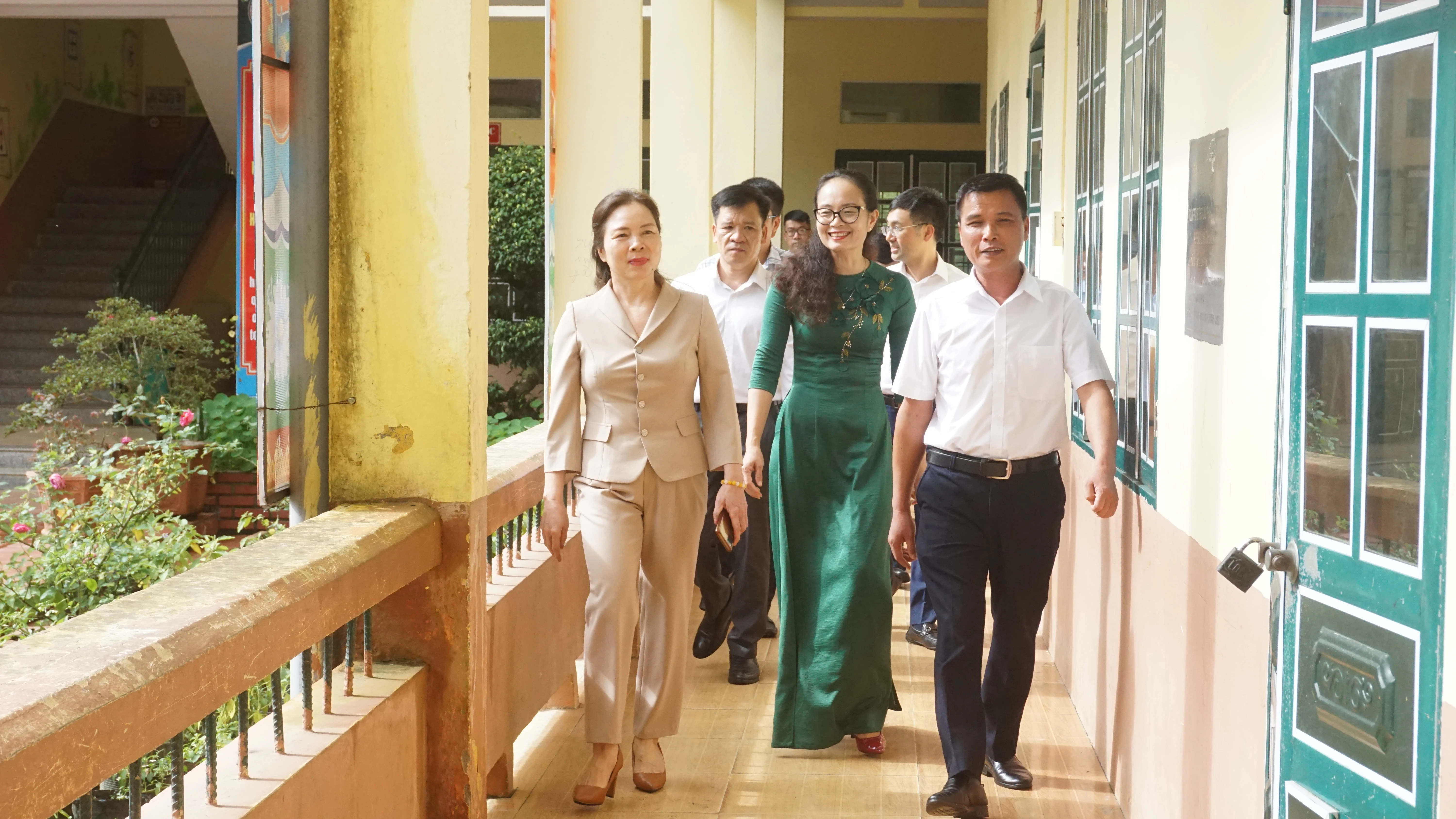 Các đồng chí lãnh đạo kiểm tra thực tế tại trường tHCS-THPT Bắc Hà.JPG