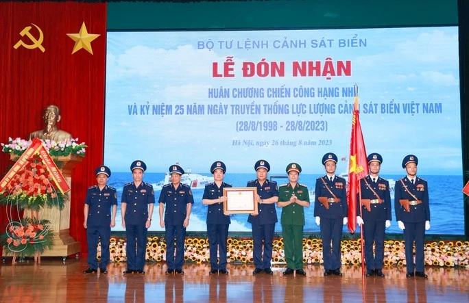 Thượng tướng Nguyễn Tân Cương trao Huân chương Chiến công hạng Nhì về thành tích xuất sắc, đột xuất trong công tác đấu tranh phòng chống tội phạm ma túy cho lực lượng Cảnh sát biển Việt Nam.