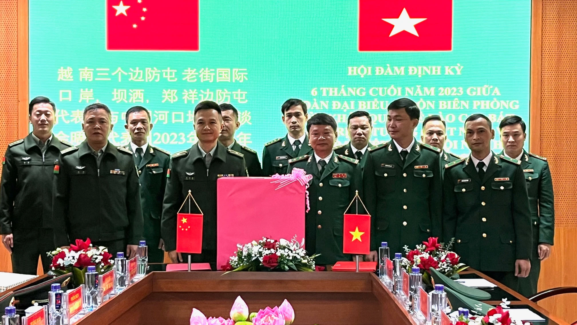 truong-doan-dai-bieu-phai-viet-nam-tang-qua-chuc-mung-tram-hoi-ngo-hoi-dam-ha-khau-5338.jpg