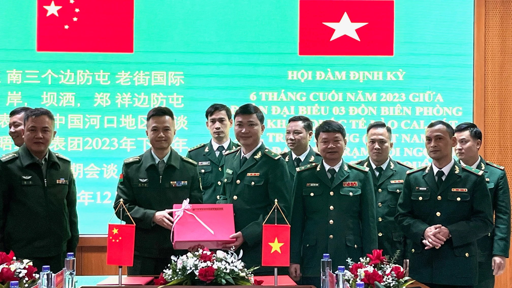 doan-dai-bieu-phia-trung-quoc-tang-qua-chuc-mung-doan-dai-bieu-03-don-bien-phong-bat-xat-trinh-tuong-cua-khau-quoc-te-lao-cai-6652.jpg