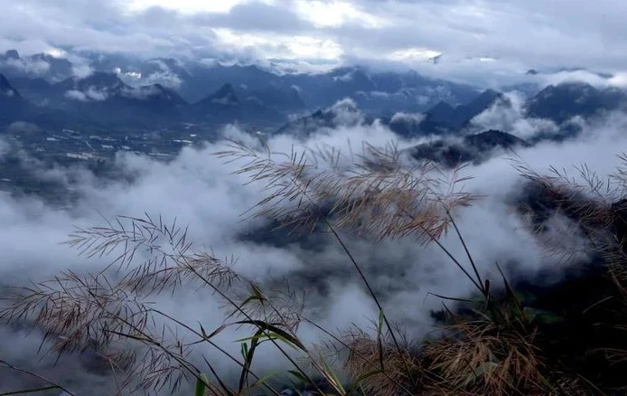Đứng trên đỉnh núi Lao Tỷ Phùng, du khách được thưởng thức biển mây nhìn hút tầm mắt.
