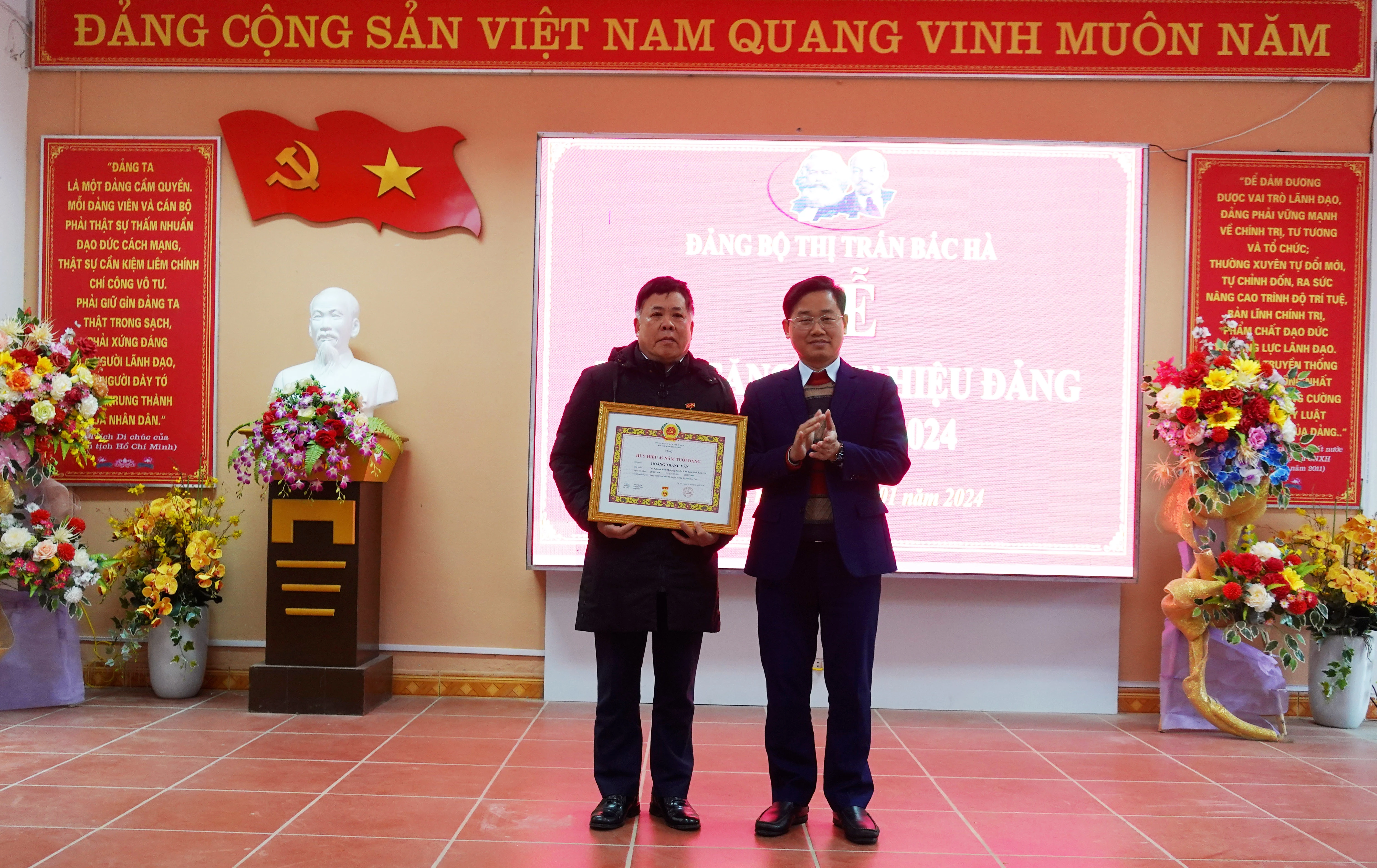 Bí thư Huyện ủy Nguyễn Duy Hòa trao Huy hiệu cho đảng viên tại Thị trấn Bắc Hà.JPG